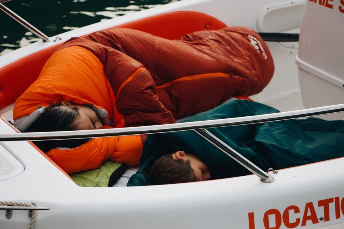 「横向き寝」の人がアウトドアキャンプで快適に寝る方法